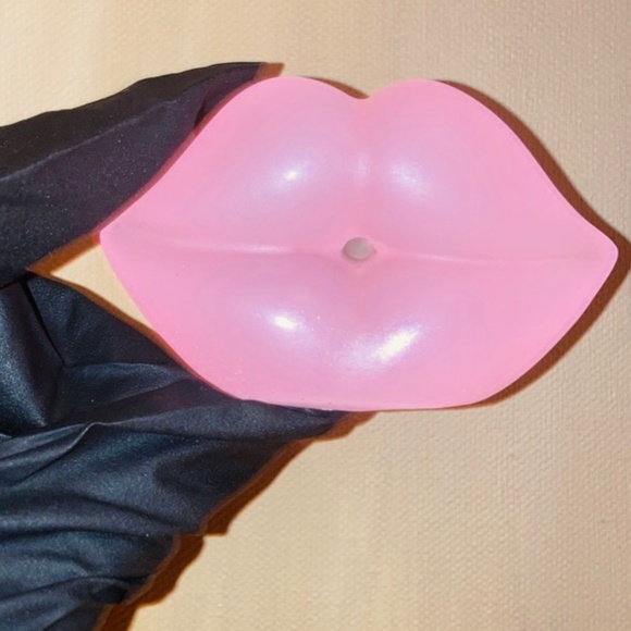 Valentine’s day! Handmade Pink figurine of glamour lips. Resine epoxy sculpture. - Picture 3 of 4